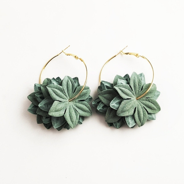 Cercei eleganti de dama cu motive suspendate in mai multe culori