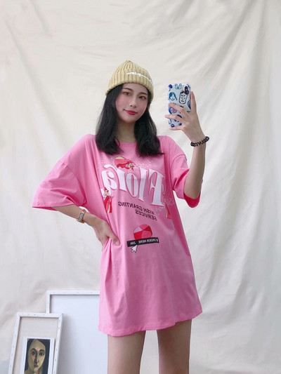 Hosszú és széles rózsaszín póló nyomtatással