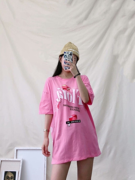 Hosszú és széles rózsaszín póló nyomtatással