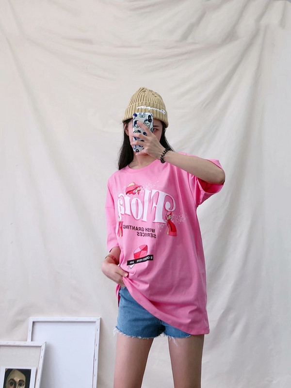 Hosszú és széles rózsaszín póló nyomtatással