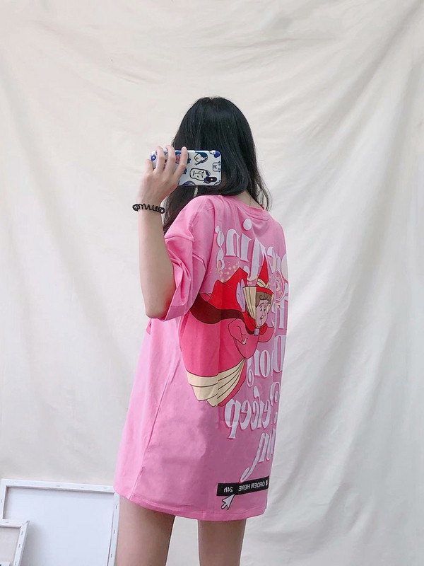 Hosszú és széles rózsaszín póló nyomtatással