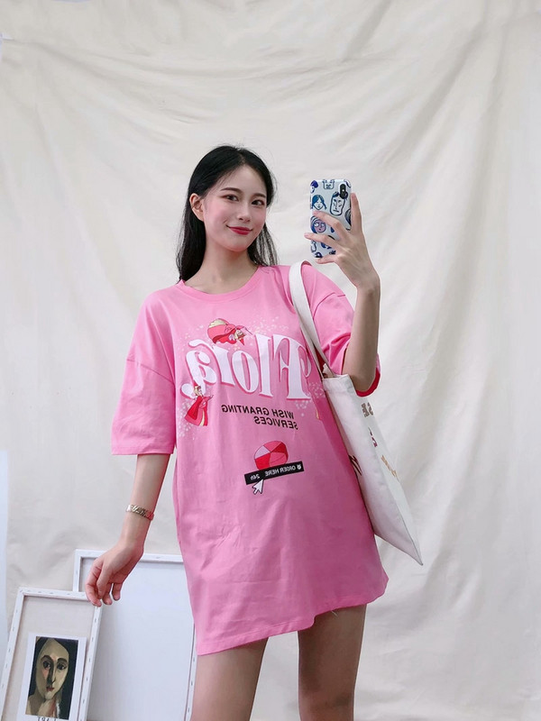 Hosszú és széles rózsaszín póló nyomtatással