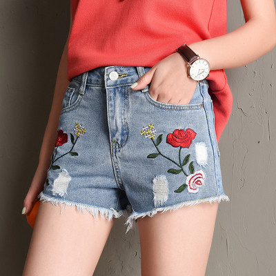 Női alkalmi rövidnadrág hímzéssel