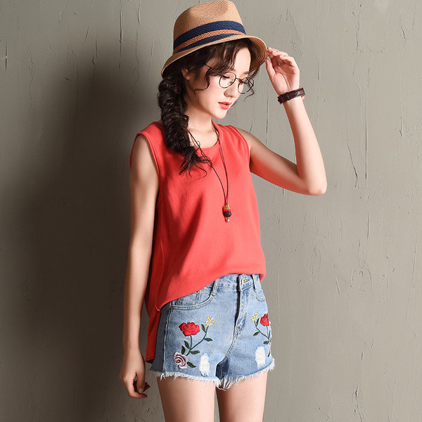 Női alkalmi rövidnadrág hímzéssel