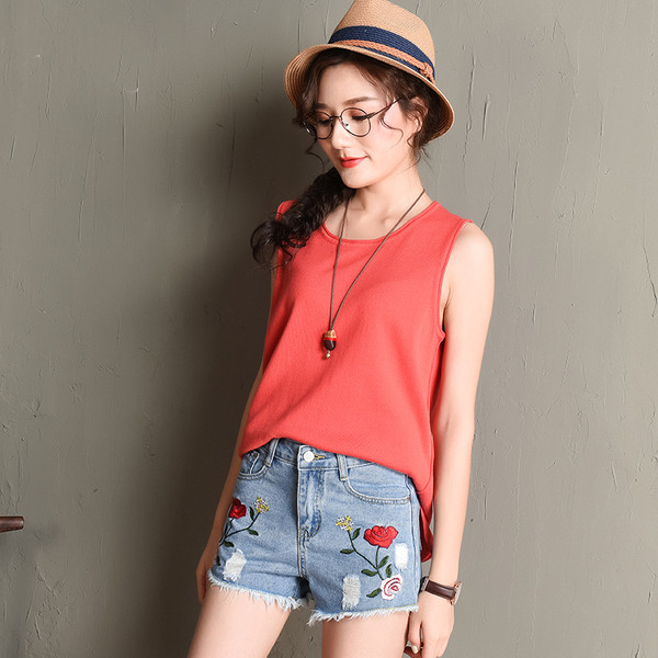 Női alkalmi rövidnadrág hímzéssel