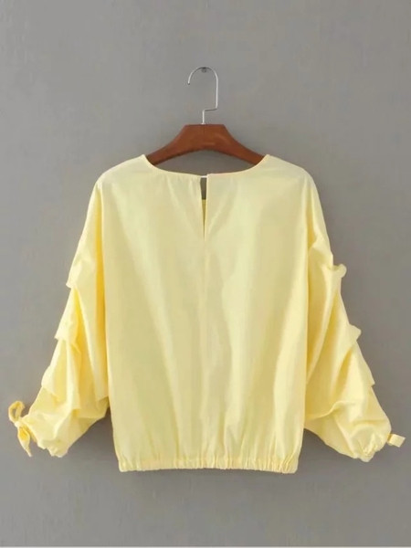 Bluză de damă cu decolteu O de culoare galbenă