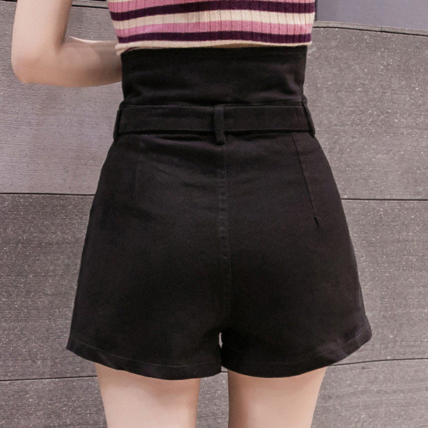 Pantaloni scurti moderni de dama cu talie inalta si curea