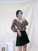 Rövid női blúz négyzet alakú nyakkivágással és hosszú ujjal