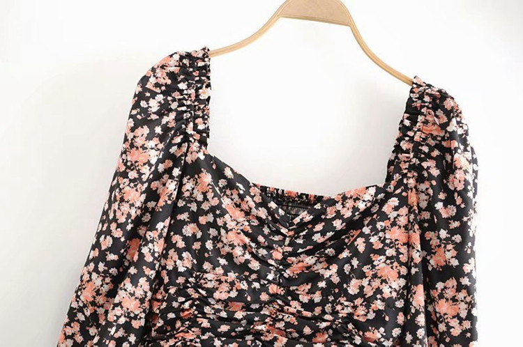 Rövid női blúz négyzet alakú nyakkivágással és hosszú ujjal