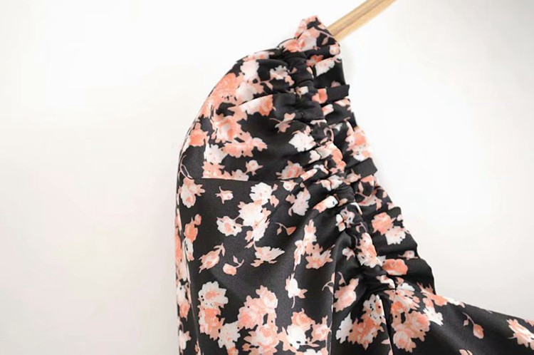 Rövid női blúz négyzet alakú nyakkivágással és hosszú ujjal