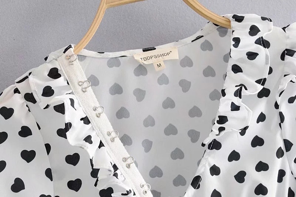 Bluza de dama cu aplicatie - inimioare in alb