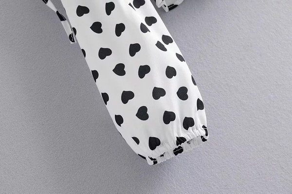 Bluza de dama cu aplicatie - inimioare in alb