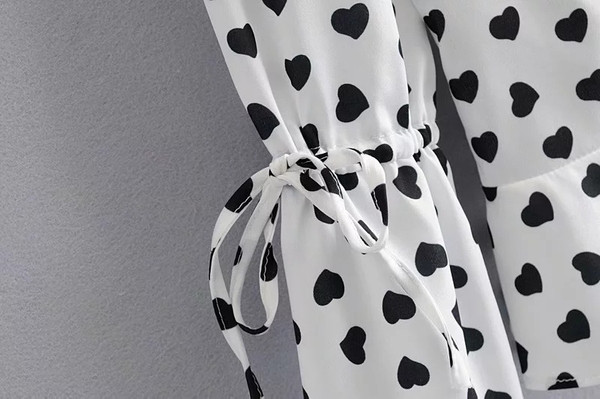 Bluza de dama cu aplicatie - inimioare in alb