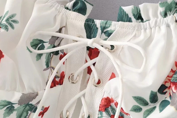 Virágmintás női ruha fehér színben