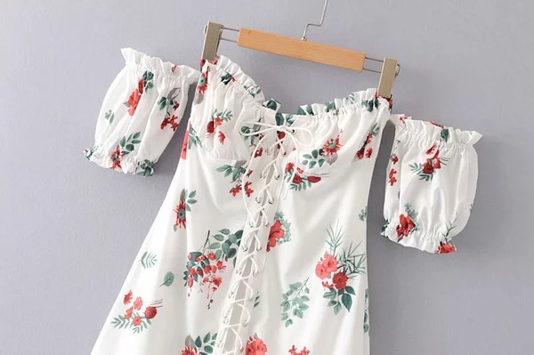 Virágmintás női ruha fehér színben