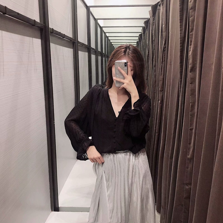 Női blúz mély V-nyakkal, fekete színben