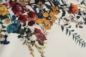 Női ruha V-nyakú és rövid ujjú fehér színben, virágmintával