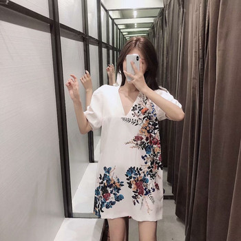 Női ruha V-nyakú és rövid ujjú fehér színben, virágmintával