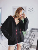 Modern női pulóver fekete nyakkendővel