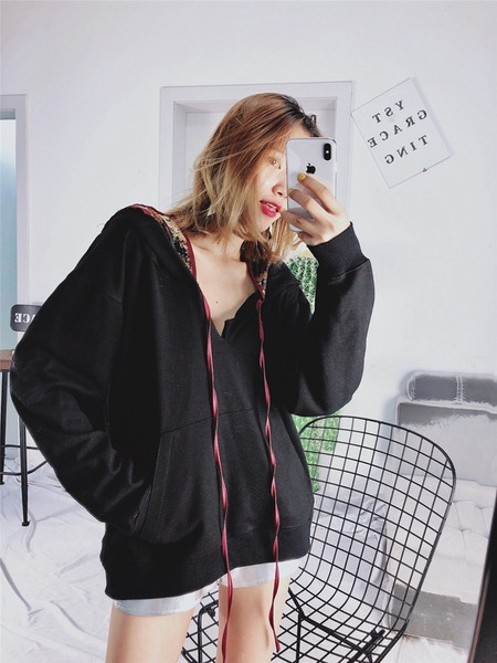 Modern női pulóver fekete nyakkendővel