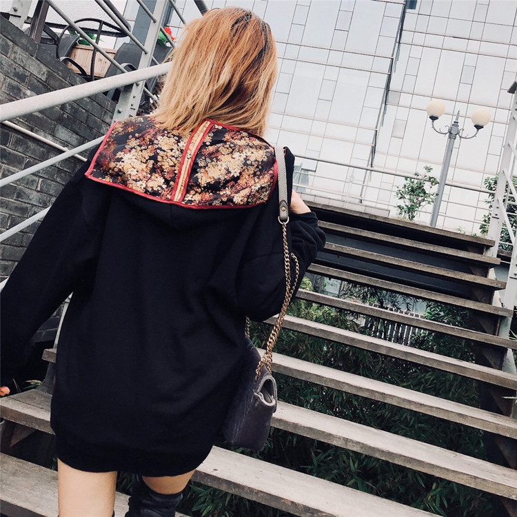 Modern női pulóver fekete nyakkendővel