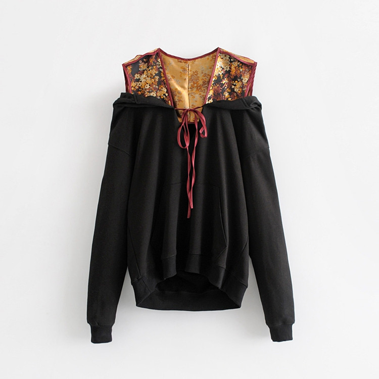 Modern női pulóver fekete nyakkendővel