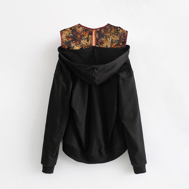 Modern női pulóver fekete nyakkendővel