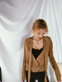 Női mellény mély V-nyakkivágással és megkötővel