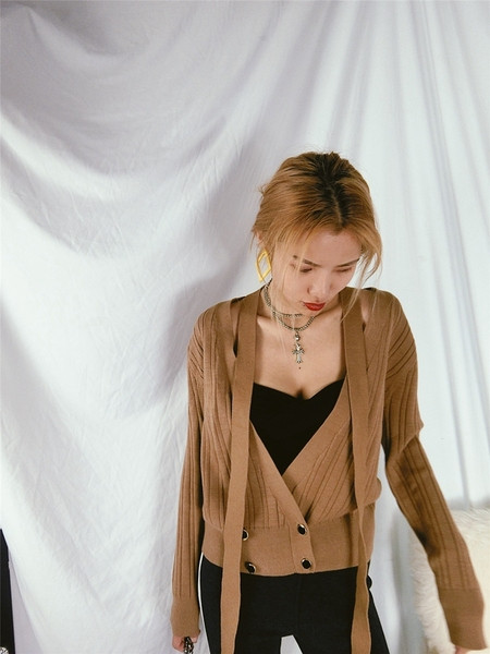 Női mellény mély V-nyakkivágással és megkötővel