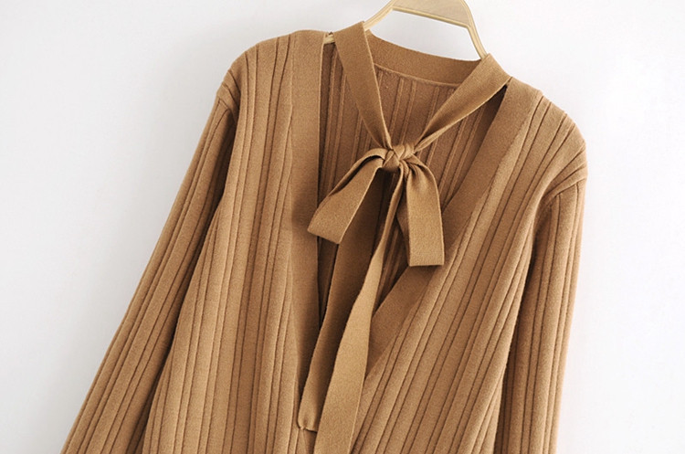 Női mellény mély V-nyakkivágással és megkötővel