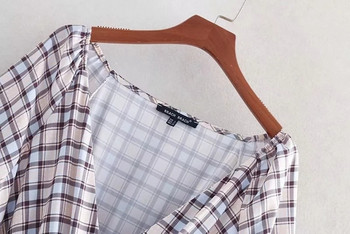 Női kockás ruha mély V-nyakkal