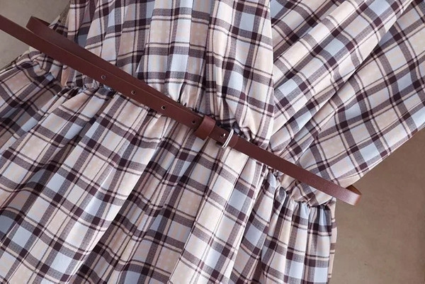 Női kockás ruha mély V-nyakkal