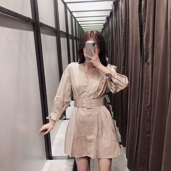 Bézs színű rövid női ruha övvel