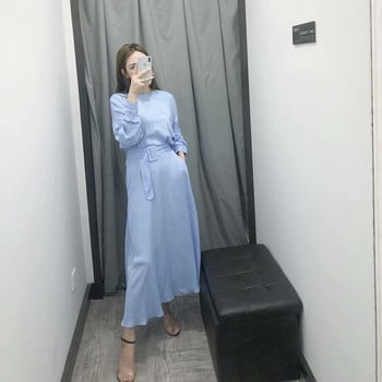 Hosszú, elegáns ruha kék övvel