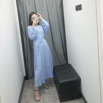 Hosszú, elegáns ruha kék övvel