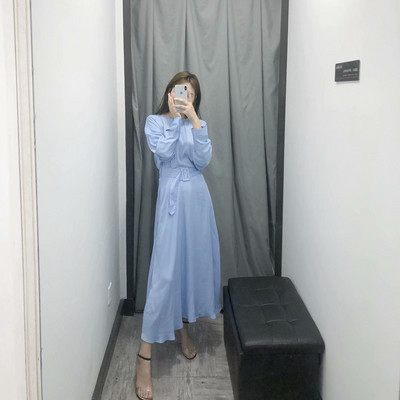 Hosszú, elegáns ruha kék övvel