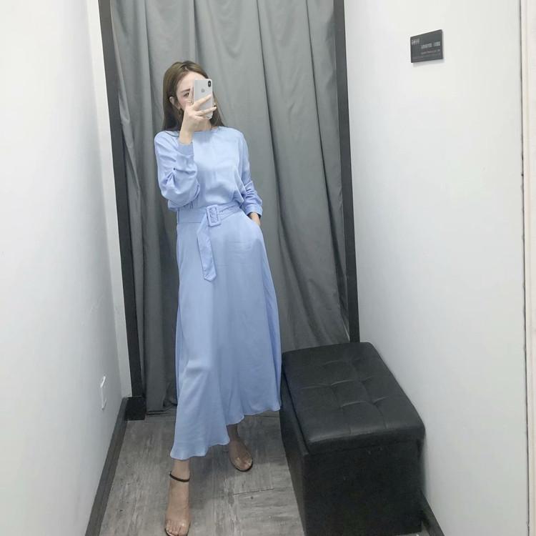 Hosszú, elegáns ruha kék övvel