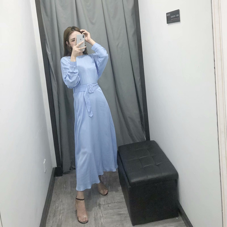 Hosszú, elegáns ruha kék övvel