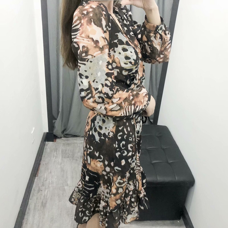 Rochie de damă cu decolteu în V, mâneci lungi și legături în talie