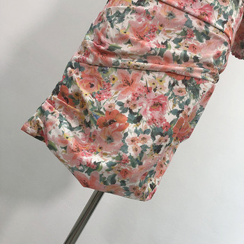 Egyujjú női testhezálló ruha virágmintával