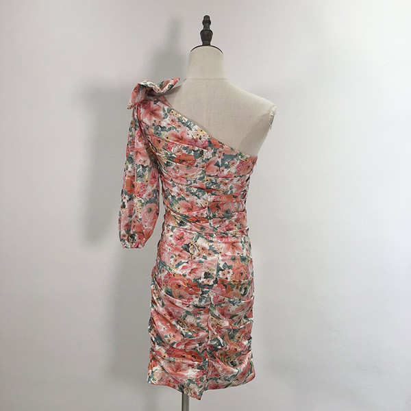 Egyujjú női testhezálló ruha virágmintával