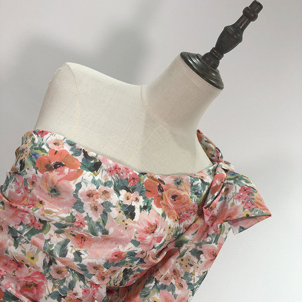 Egyujjú női testhezálló ruha virágmintával