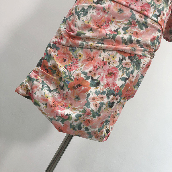 Egyujjú női testhezálló ruha virágmintával