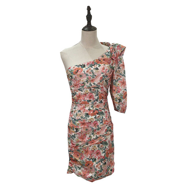 Egyujjú női testhezálló ruha virágmintával