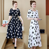 Modern női ruha virágmintás fekete-fehér színben