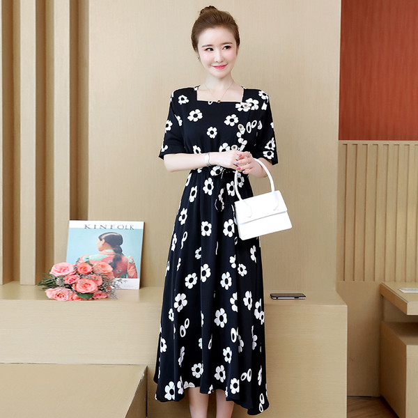 Modern női ruha virágmintás fekete-fehér színben