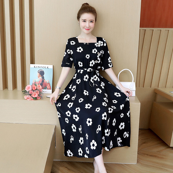 Modern női ruha virágmintás fekete-fehér színben