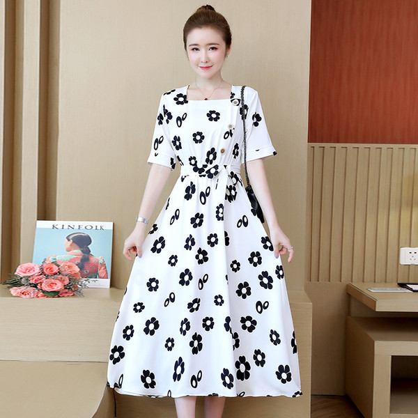 Modern női ruha virágmintás fekete-fehér színben