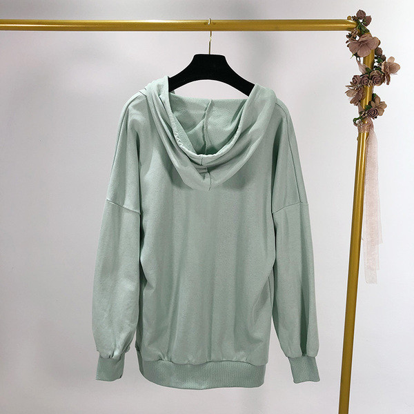 Zöld színű női pulóver kapucnival és nyakkendővel