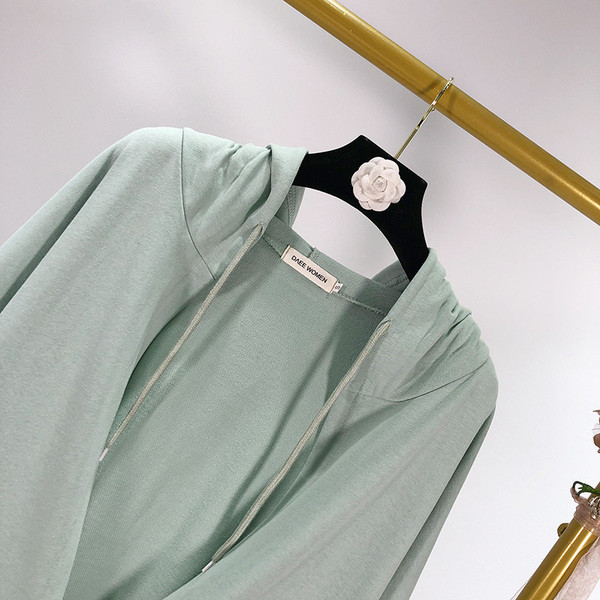 Zöld színű női pulóver kapucnival és nyakkendővel